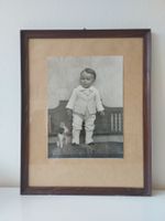 antikes Foto 1941 mit Holzrahmen  "Knabe mit Stofftier-Hund"