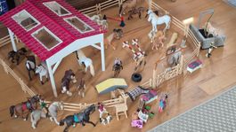 Schleich Unterstand mit viel Zubehör . Diverse Sets