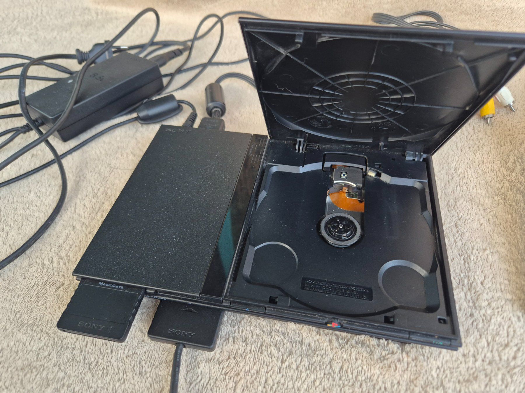 Sony Consoles: Playstation 2 Konsole mit 4 Spielen und Controller – D'occasion à Bellach par Caro29 2