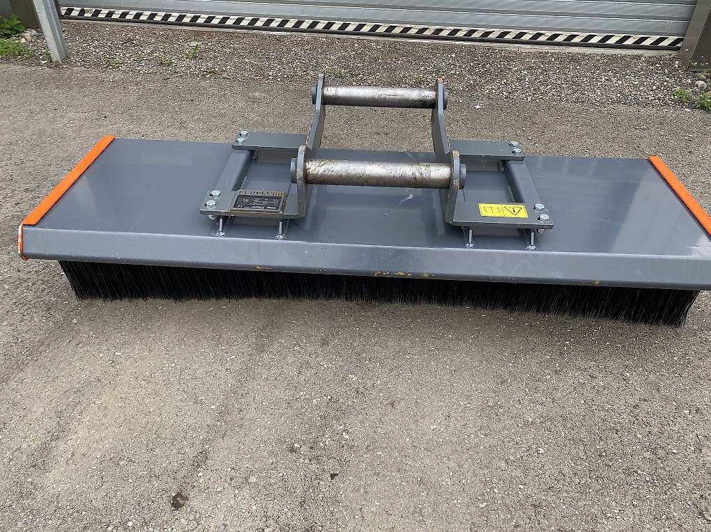 Altro in Apparecchi per la pulizia: ema Besen für Bagger – Usato da Lungern venduto da FlyDrummer 1