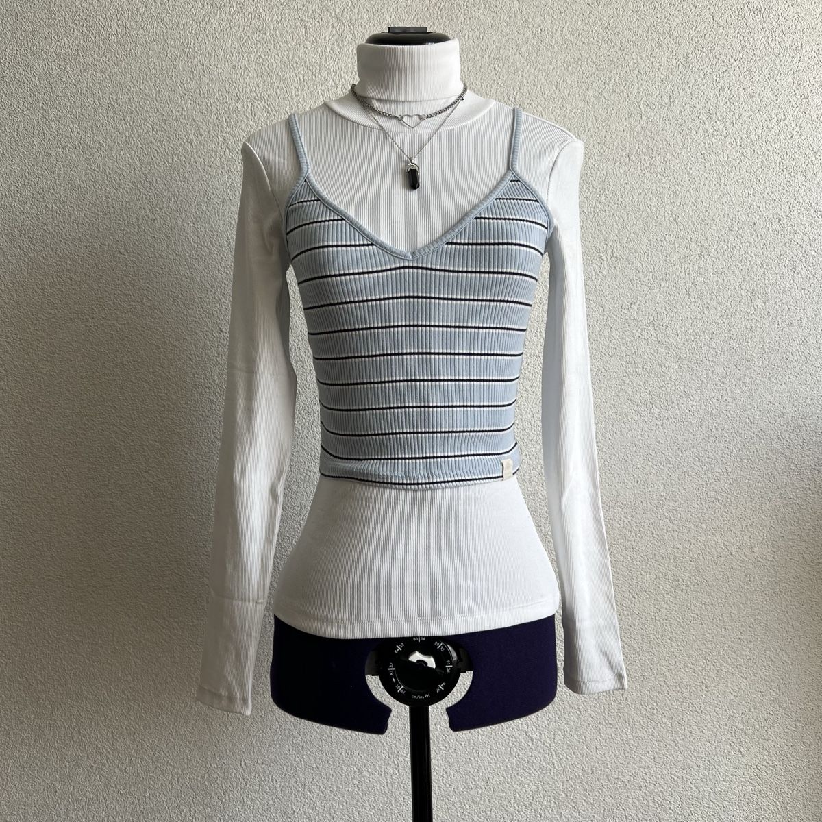 Top: Gestreiftes Crop Top XS Blau – Usato da Tagelswangen venduto da SpicyChicken