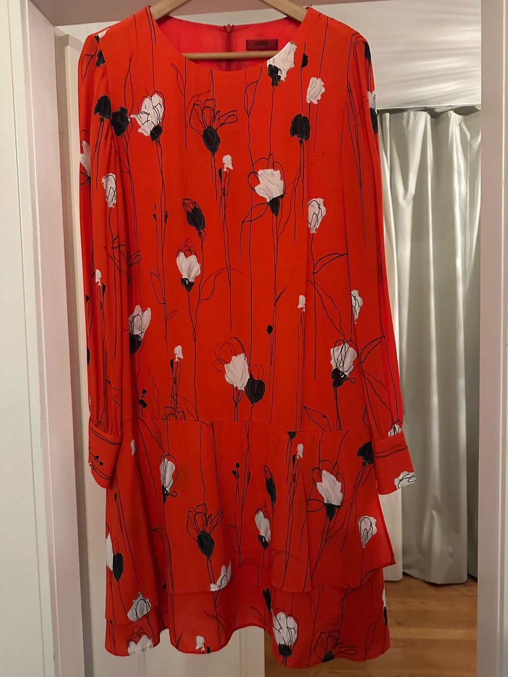 Hugo Boss Vestiti: Midikleid - Hugo Boss - Rot mit Blumen – Nuovo (secondo la descrizione) da Zürich venduto da 72strandkorb