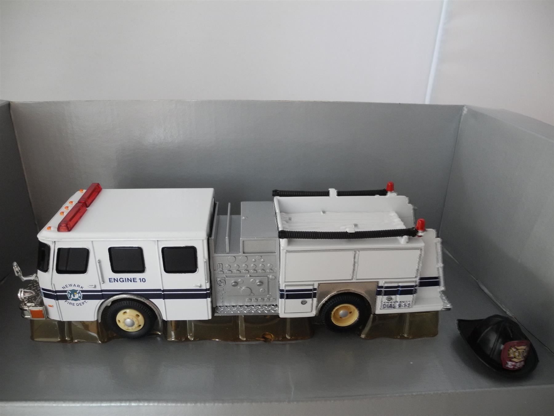 Corgi Toys Modellini d'auto: Corgi 54703 Newark Fire Dept., Nr. x14 – Nuovo e nell'imballaggio originale da Kottwil venduto da Crazyrolf 1