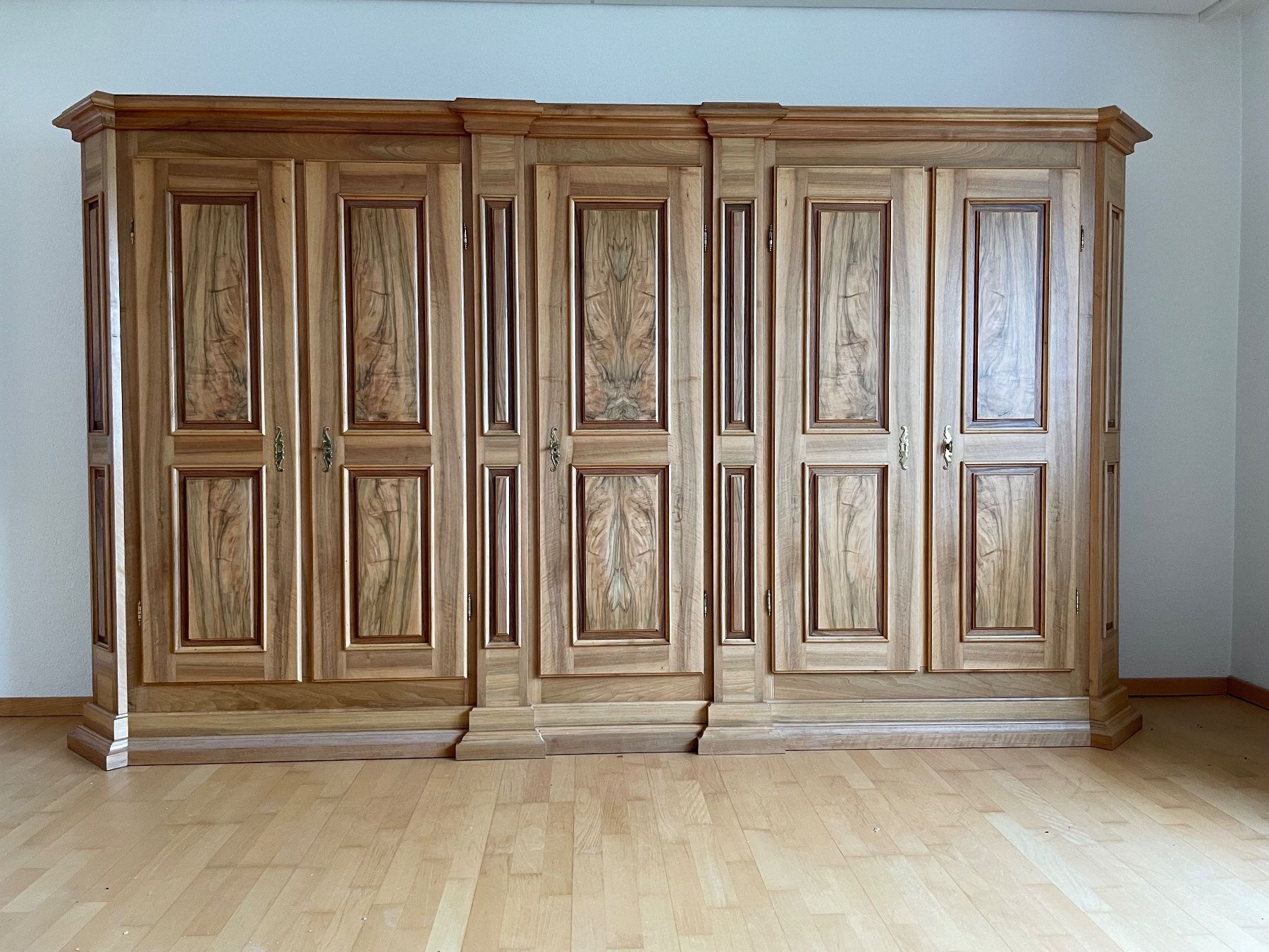 Armoires: Kleiderschrank Nussbaum – D'occasion à Stein am Rhein par Haensel70