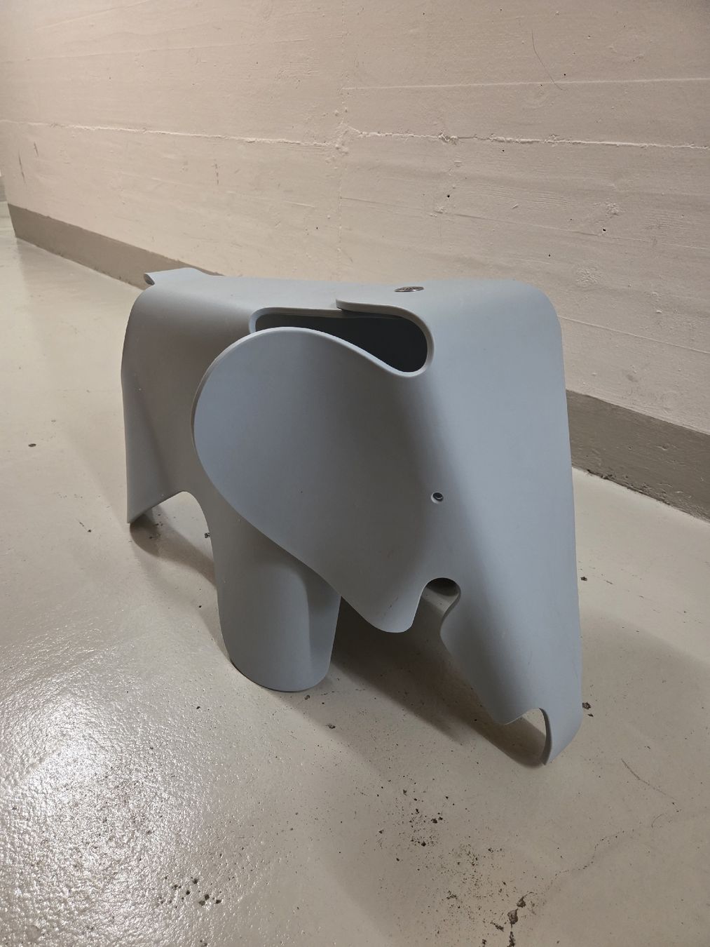 Statuette: Vitra Eames Elephant Designobjekt hellgrau guter Zustand – Usato da Winterthur venduto da DIJANA.18