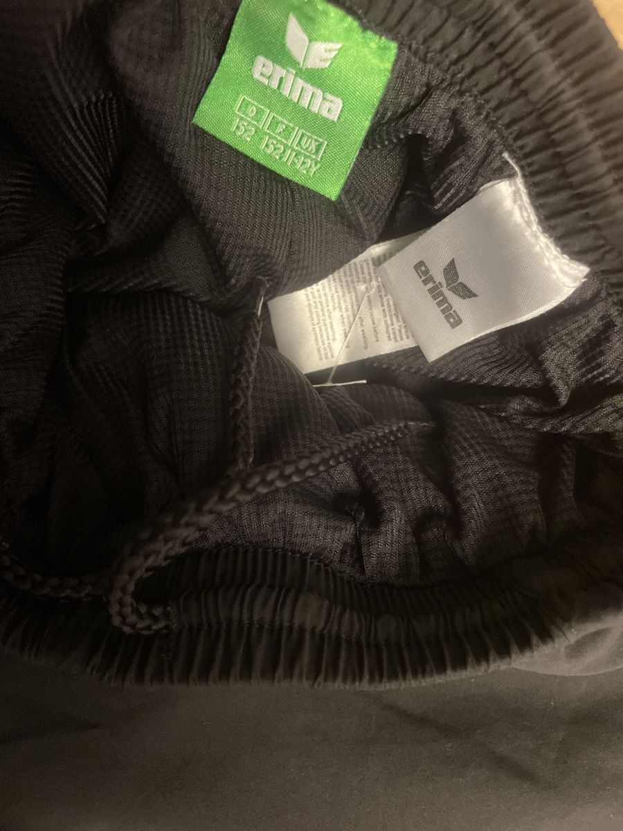 Erima Pantaloni: Neue Erima Trainingshose, Schwarz/Blau, Gr. 152 – Nuovo (secondo la descrizione) da Obergerlafingen venduto da cabo4 3