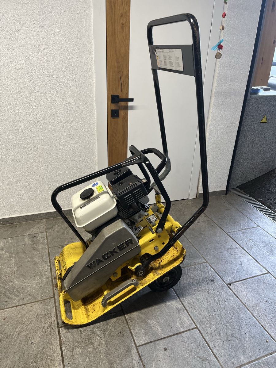 Wacker Neuson Toutes les machines: Wacker Vibroplatte – D'occasion à Uttigen par Safety123 4