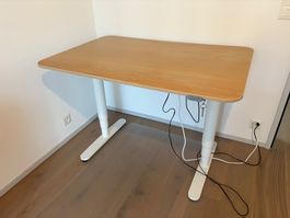 Elektrisch höhenverstellbarer IKEA BEKANT Schreibtisch