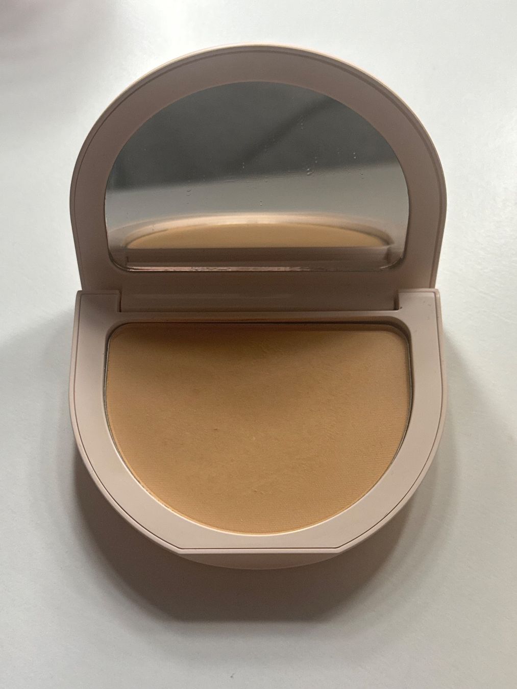 Make-up: Rare Beauty Puder – Usato da Laupen ZH venduto da nas_h2nr