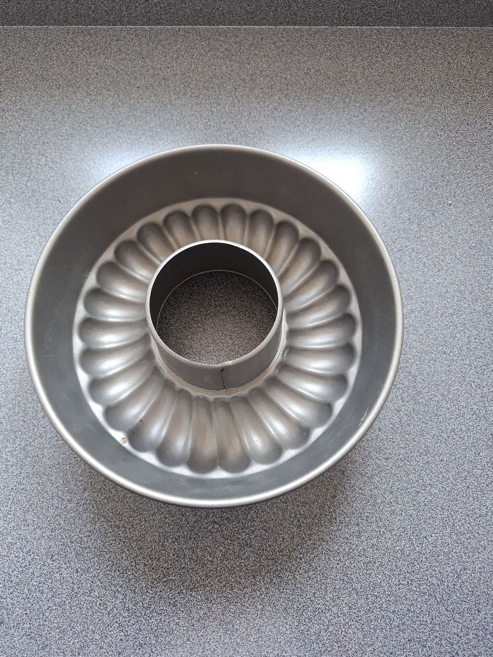 Teglie da forno: Gugelhupfform Gugelhupf Cake Pan Metall Grösse Medium – Usato da Bern venduto da Madagaskarpalme