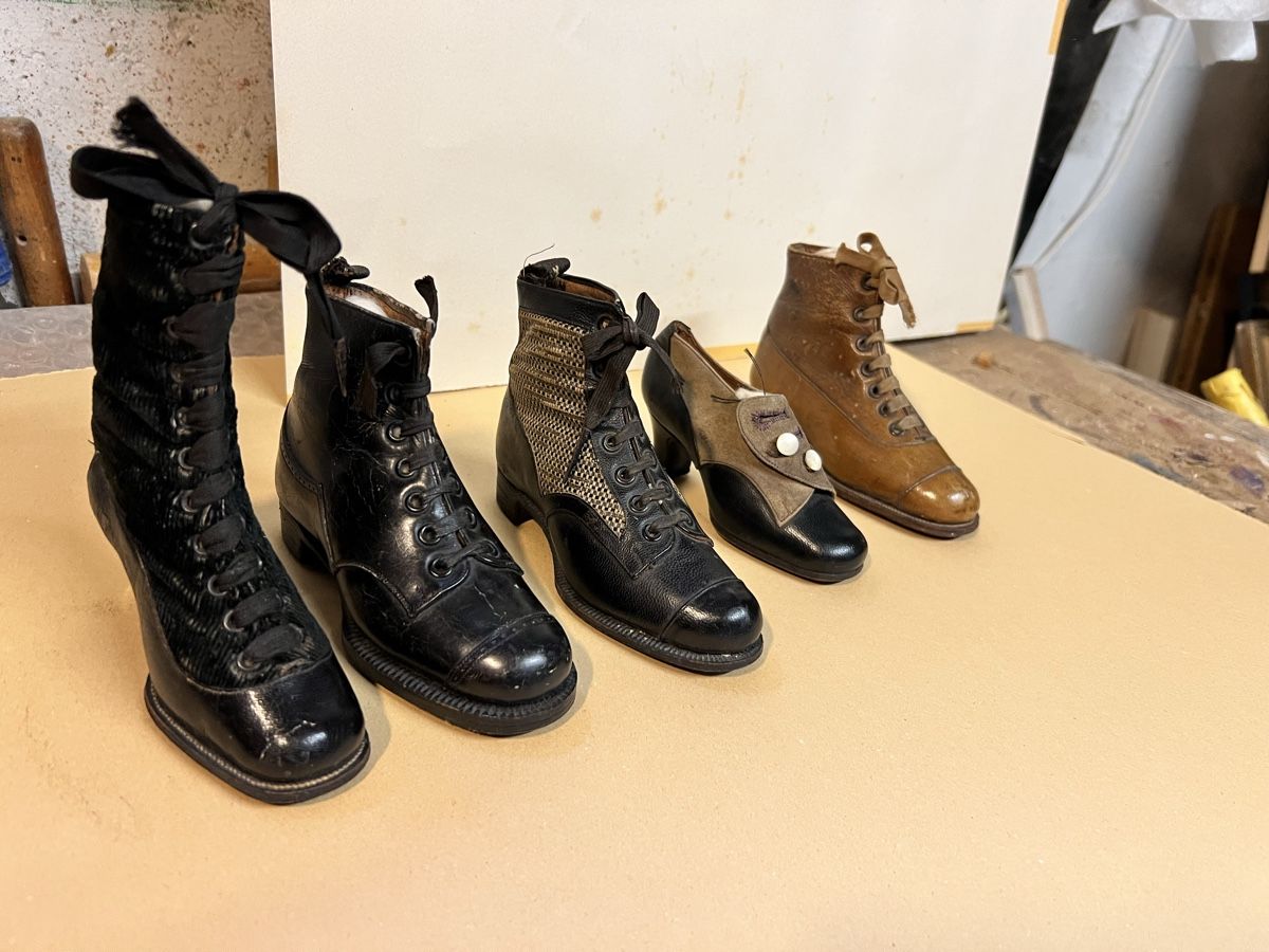 Scarpe da donna: Sammlung 5, miniaturSchuhen aus Leder – Usato da Hombrechtikon venduto da vespa1954