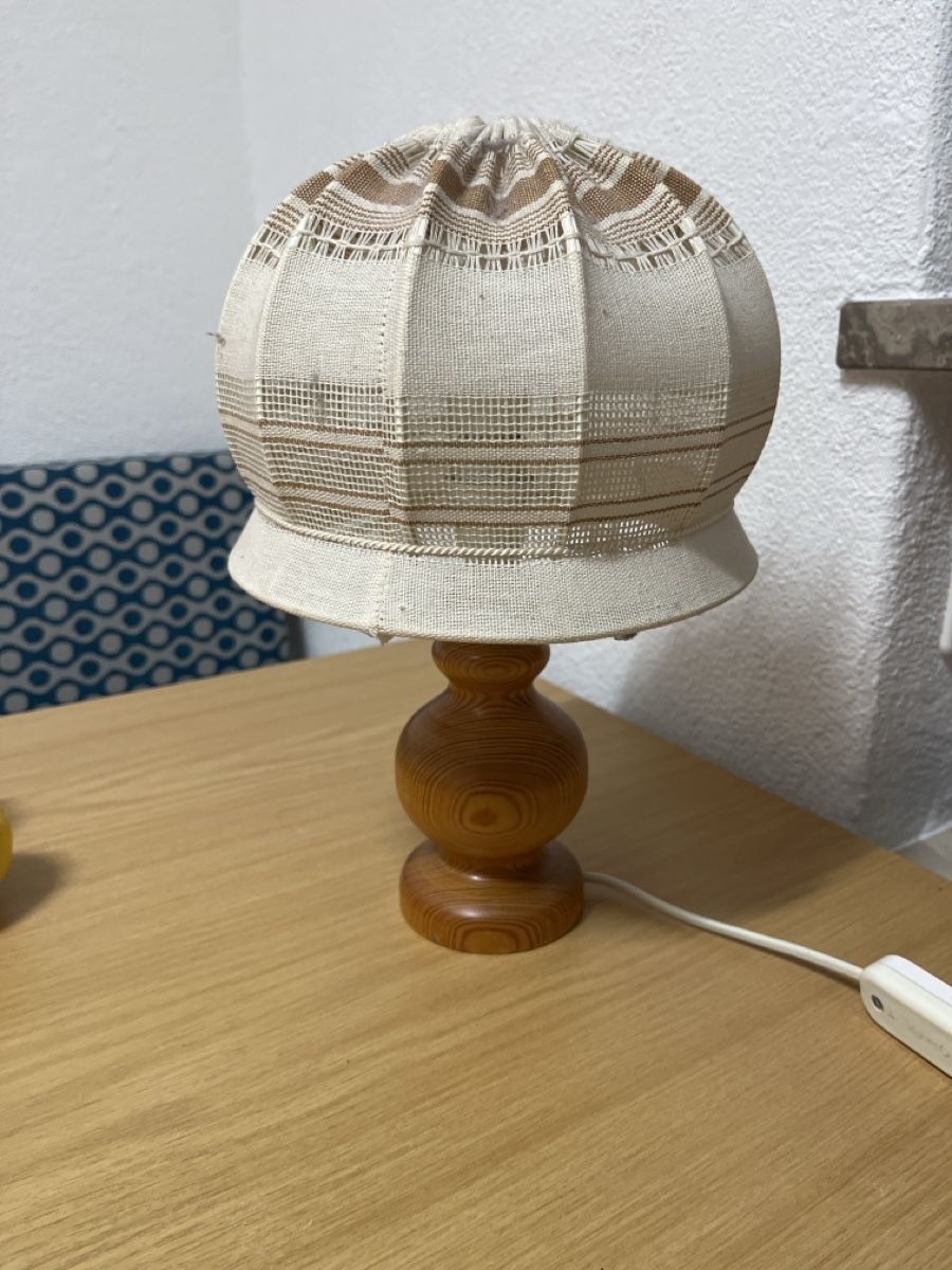 Lampade: Tischleuchte Holzfuss mit Stoffschirm – Usato da Widnau venduto da bogi012 1