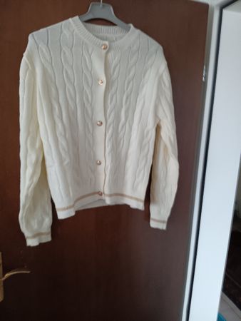 Schöne Strickjacke in Creme mit goldenen Knöpfen, neu