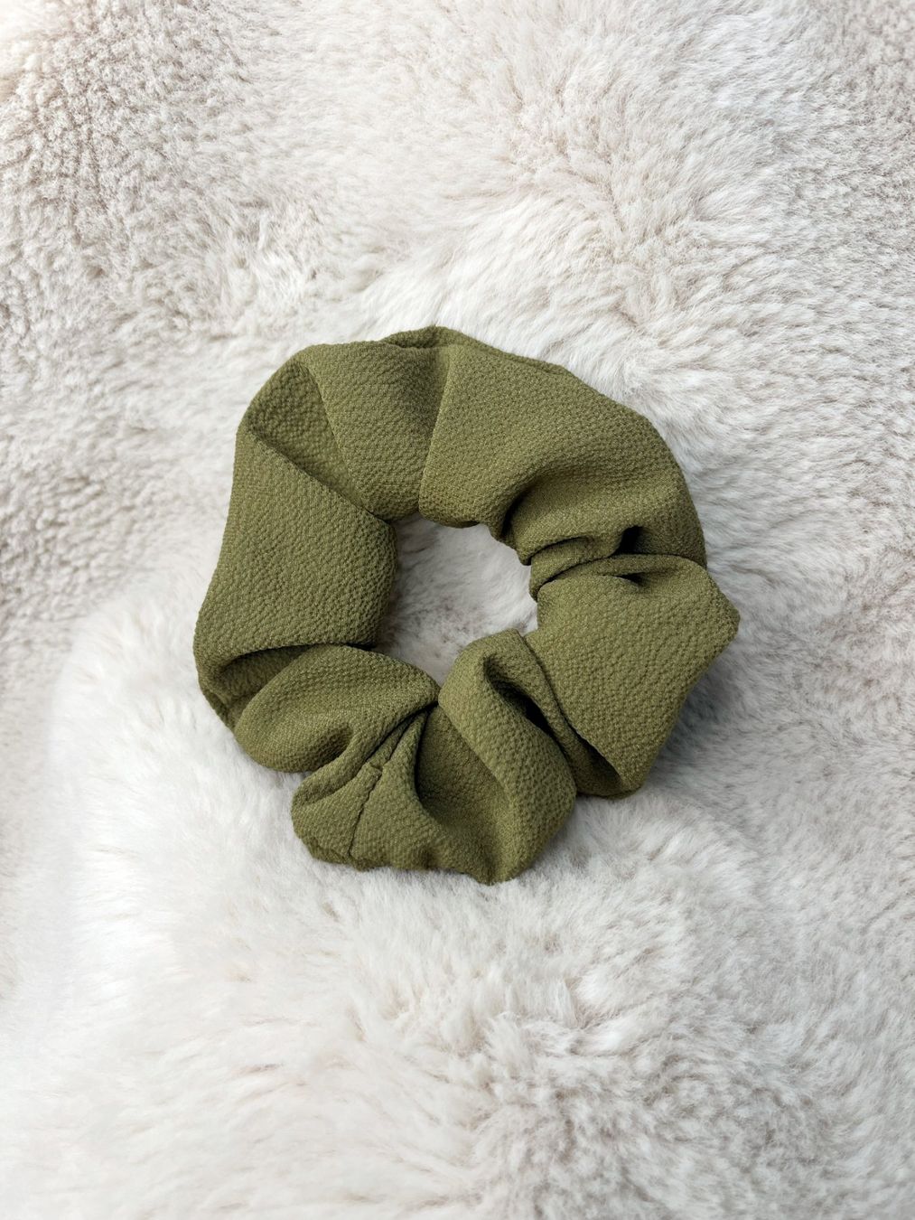 Accessoires pour cheveux: Scrunchie Upcyclé Fait-main "hyper-stretch" - Taille classic – Neuf avec emballage d'origine à Villars-sur-Glâne par maeva_christan_mc