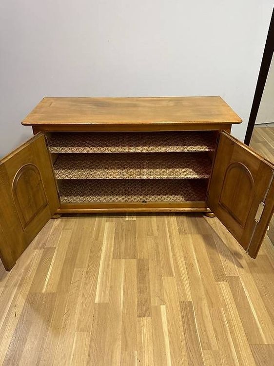 Commodes: Anrichte / Sideboard aus Nussbaumholz mit dekorativen Wappen – D'occasion à Obernau par Arche_Noah_Brocki 5