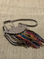 Lederhandtasche mit bunten Fransen