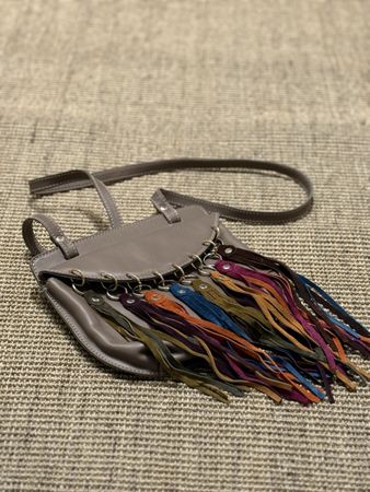 Lederhandtasche mit bunten Fransen