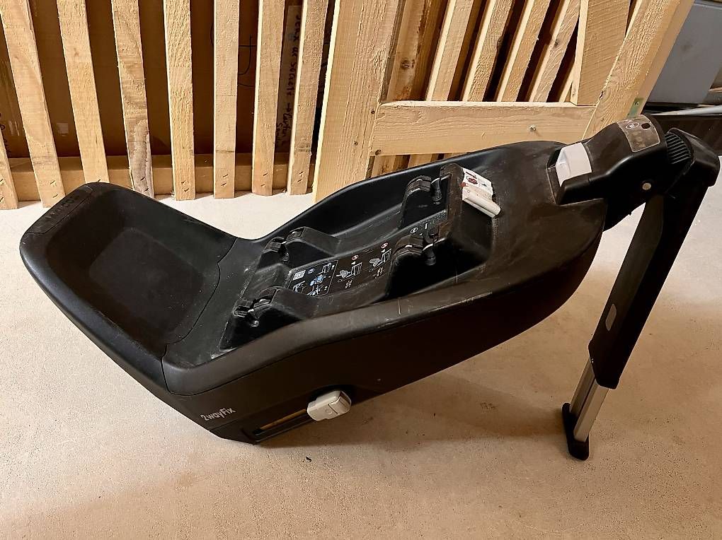 Auto-Kindersitze: Base ISOFIX Maxi-Cosi 2wayFix avec jambe de force – Gebraucht aus Colombier NE von gue_sm27