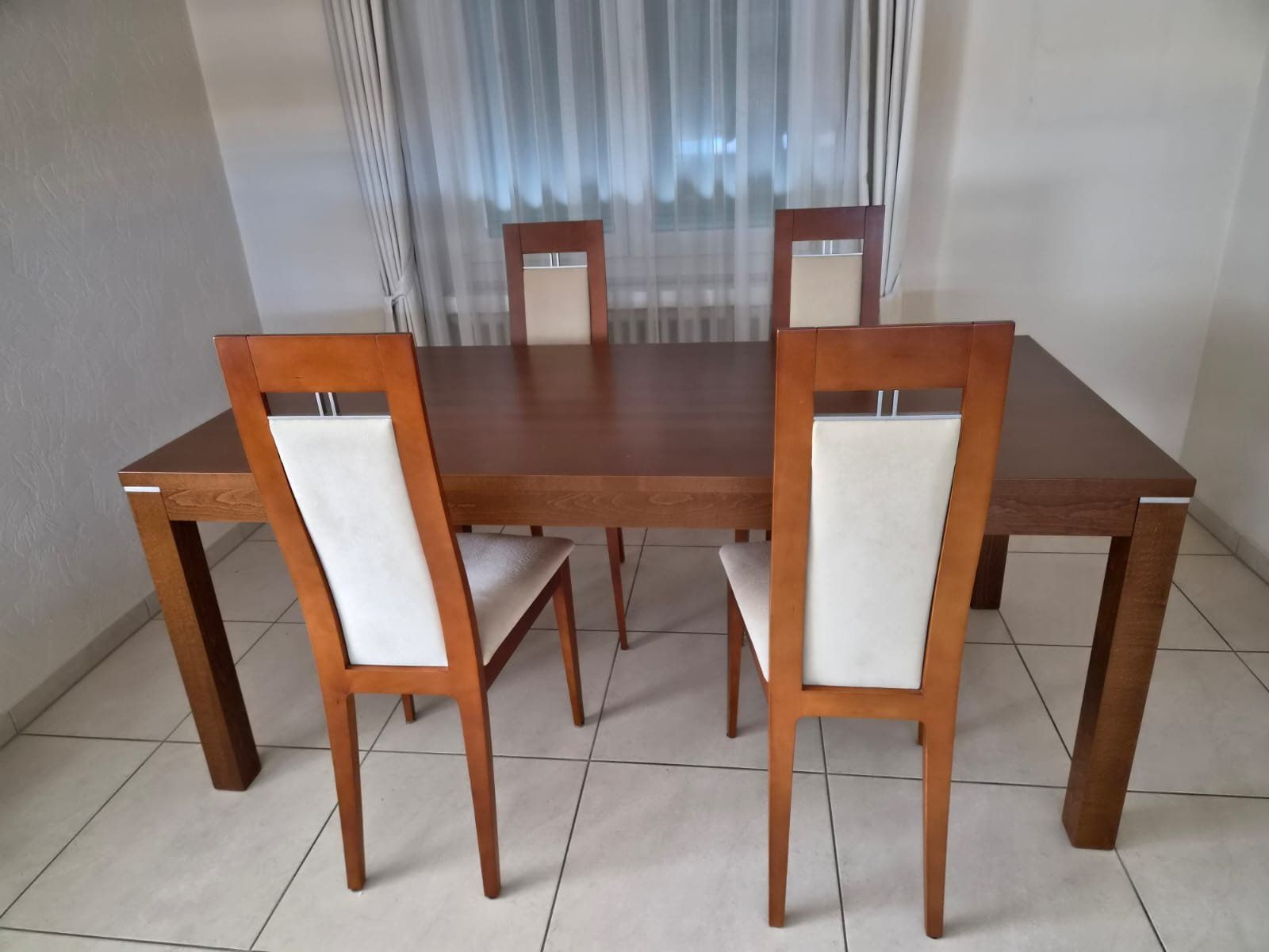 Set de table et chaises: Esstisch mit 4 Sühlen – D'occasion à Hergiswil NW par Soundforyou