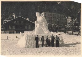 Küblis (GR) – Schneeskulptur und Hotels im Winter