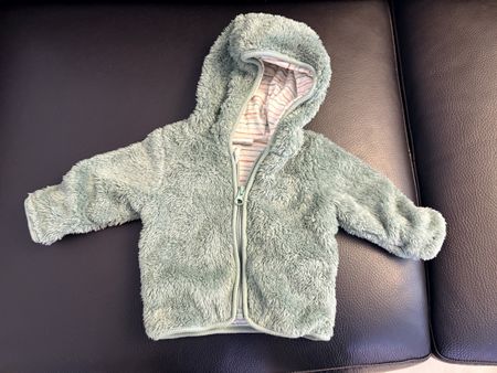 Flauschige Baby Jacke mit Kapuze, Grösse 62