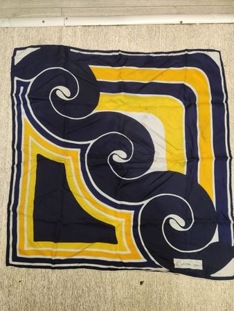 Foulard Carven Paris soie bleu jaune blanc motifs 73cmx75cm