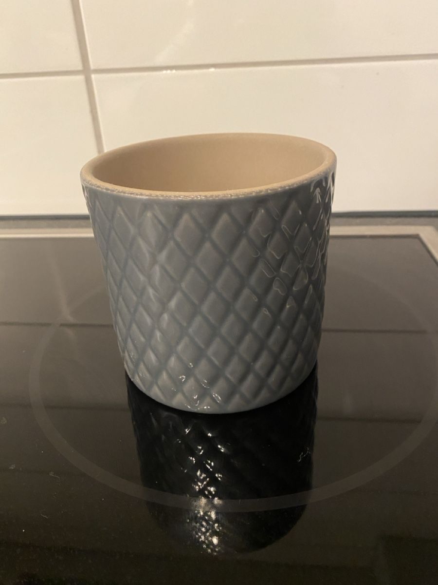 Blumentöpfe: NEU Übertopf grau inkl. Kunstpflanze 9cm – Gebraucht aus Neuenhof von UrbanBags 1