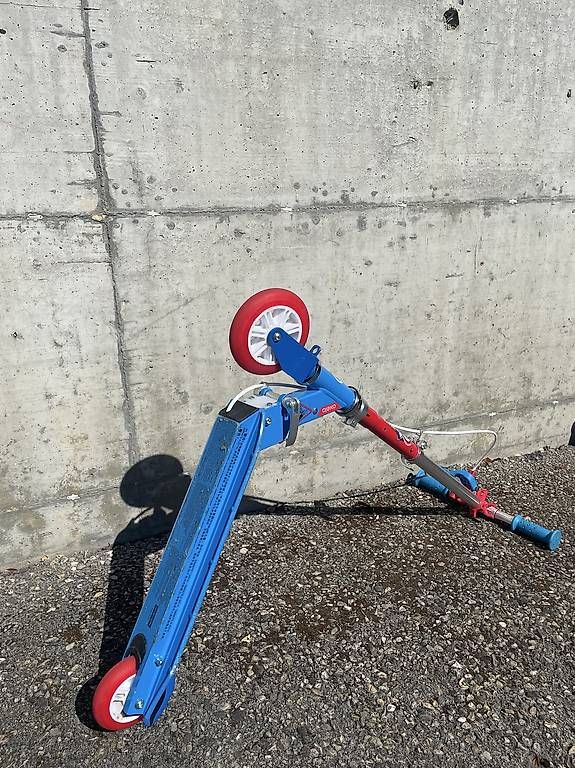 Fahrzeuge für Kinder: Trottinette enfant pliable bleue – Gebraucht aus Yverdon-les-Bains von Xtofprod01 3