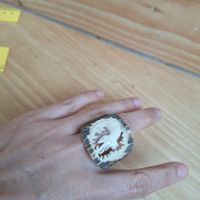 Handgeschnitzter Ring aus Hirschhornrosette mit Tiermotiv