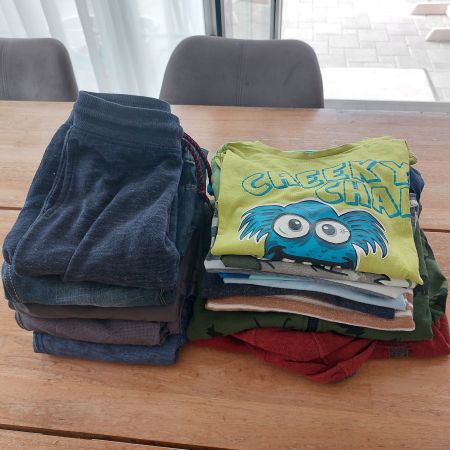 Jungs Kleiderpaket Gr. 122 / 128 (Shirts, Pullover, Hosen, T