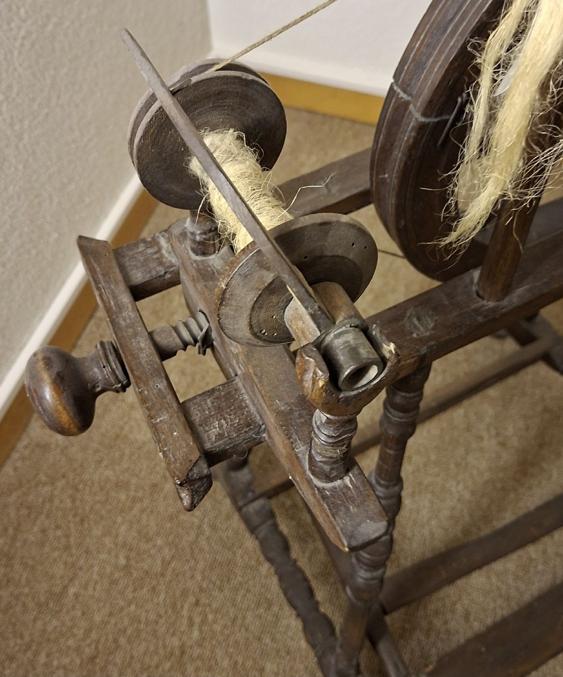 Ruote per filare: Antikes Spinnrad Holz Handarbeit – Usato da Pfäffikon ZH venduto da enderby01 2