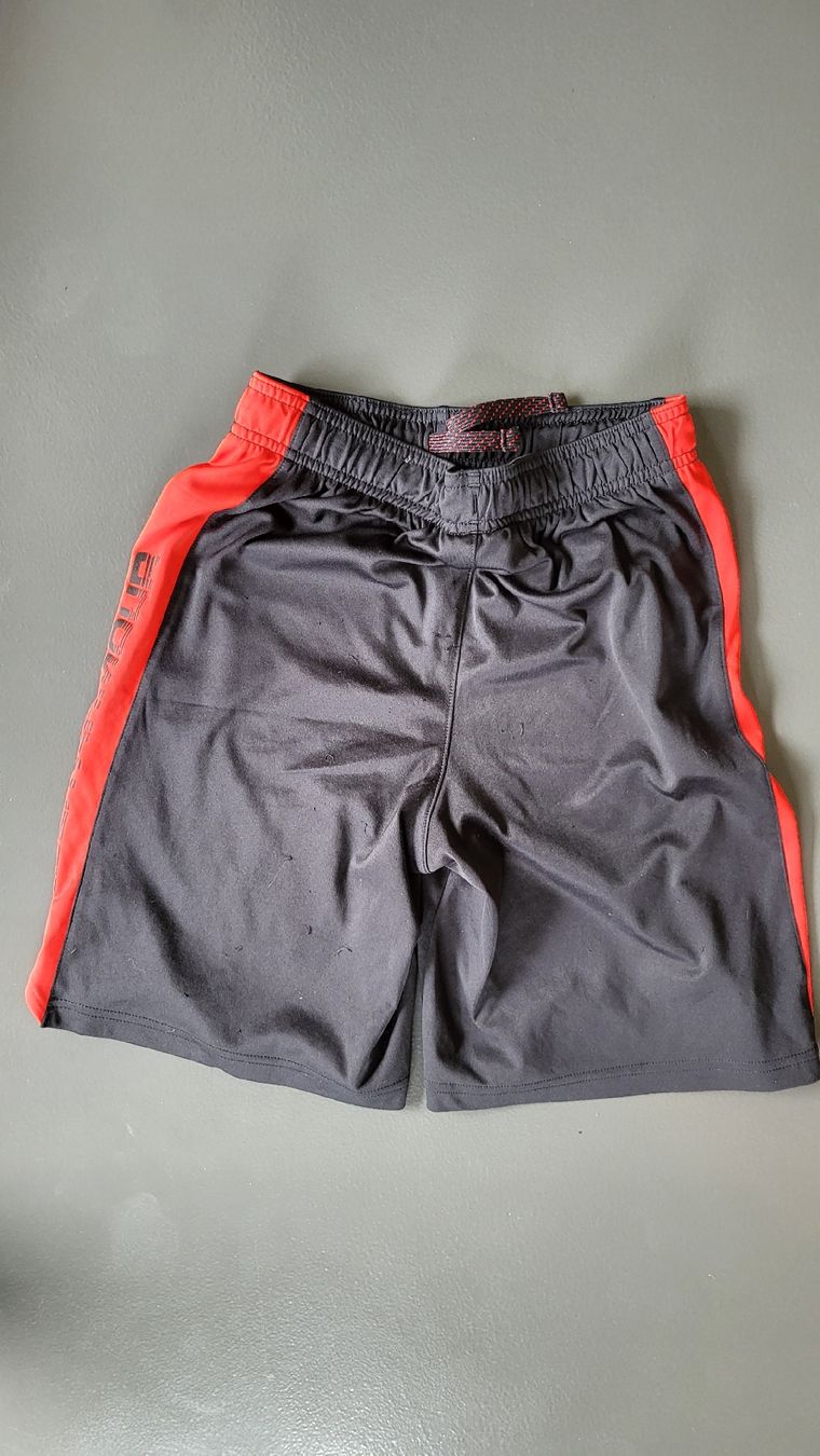 Under Armour Pantaloni: sporthose under armor – Usato da Zürich venduto da Sibetti 1