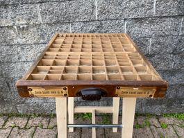 schöner antiker Setzkasten mit Muschelgriff