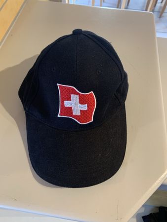 Schwarze Cap mit Schweizer Flagge - Super Zustand!