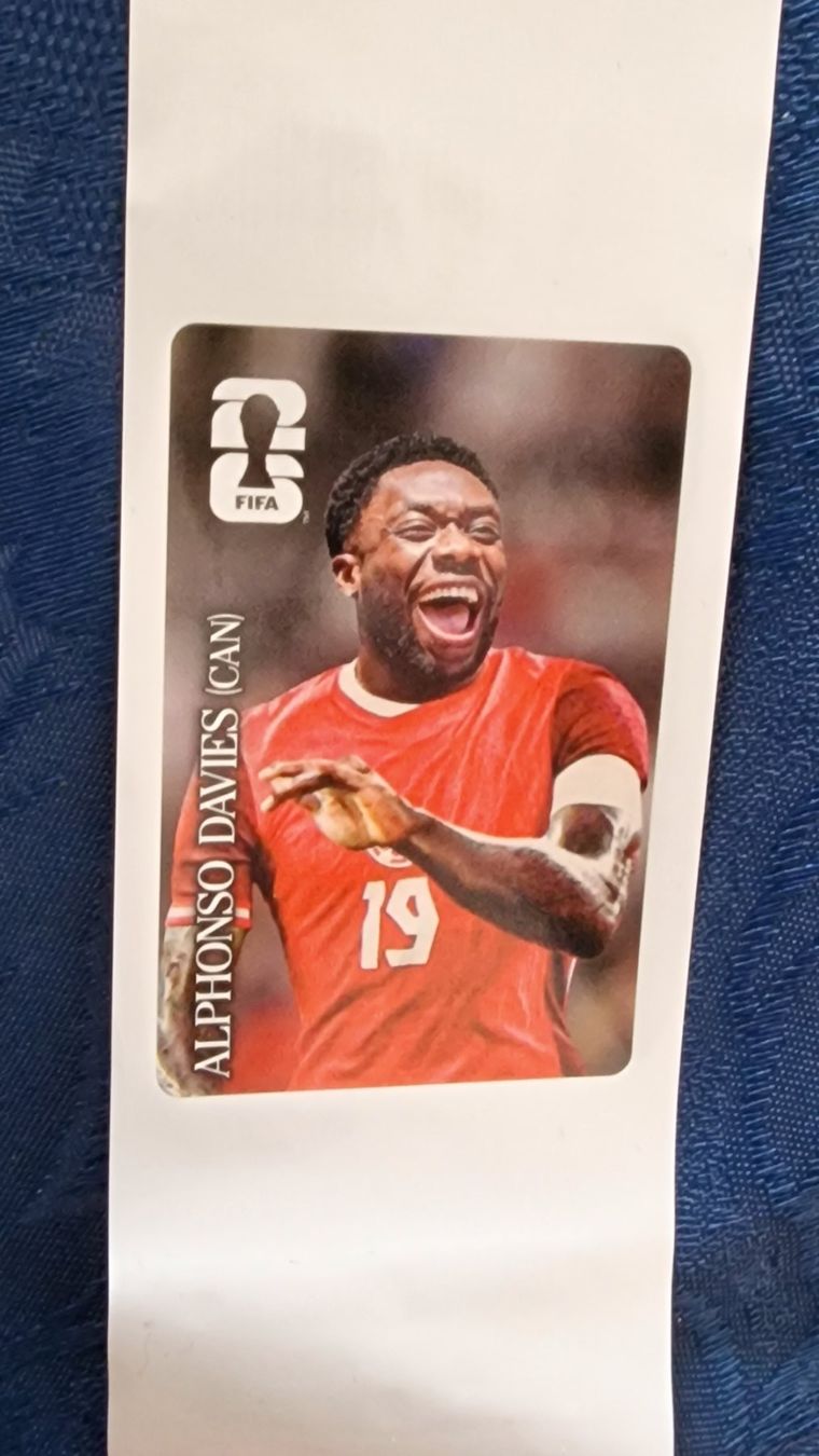 Coca-Cola Carte collezionabili: Alphonso Davies Coca Cola Sticker Panini 2026 – Nuovo e nell'imballaggio originale da Murten venduto da Cheri23