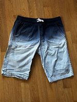 Hellblaue Shorts