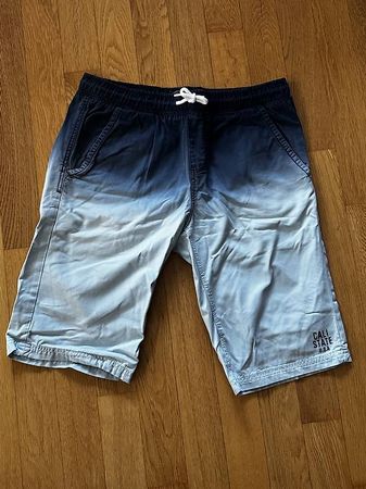 Hellblaue Shorts