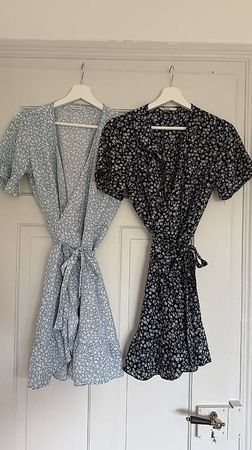 2 Wickelkleider dunkel und hellblau Grösse S