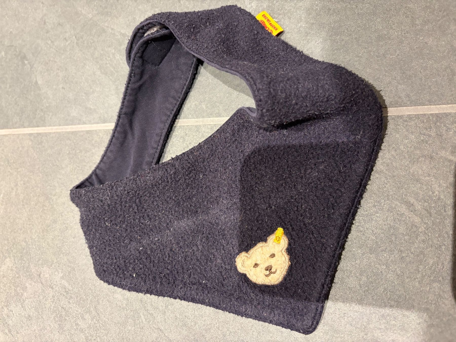 Bonnets & Echarpes: Tolles Halstüechli Steiff – D'occasion à Bern par Croquant