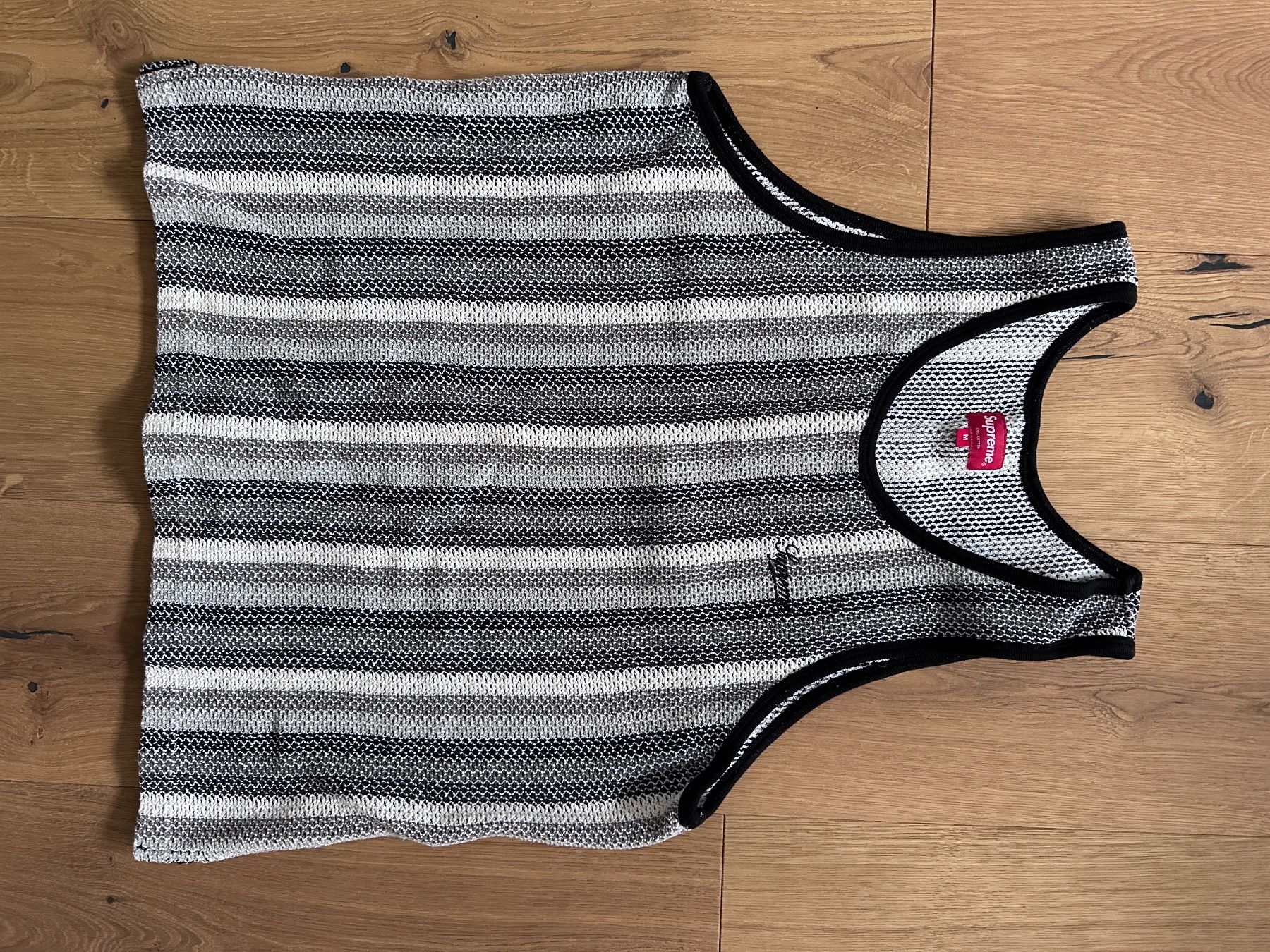 T-shirt: Supreme Men's Black and White Top – Nuovo (secondo la descrizione) da Toffen venduto da manimatter