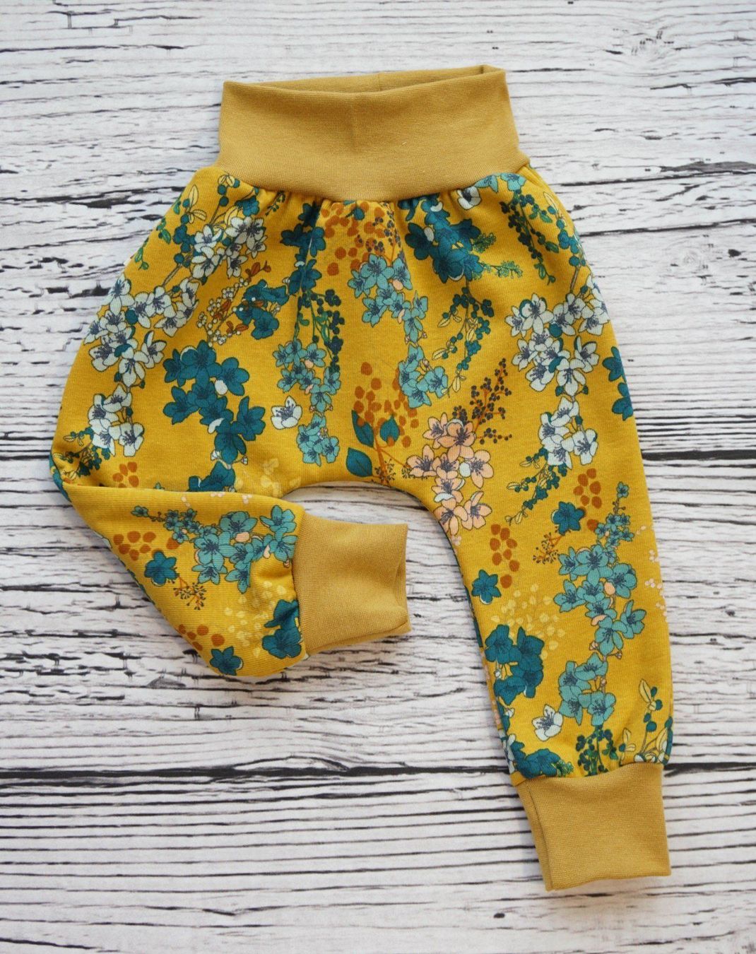 Pantaloni: Fleece Pumphose mit Blumen 74/80 - NEU – Nuovo e nell'imballaggio originale da Zürich venduto da sambaum