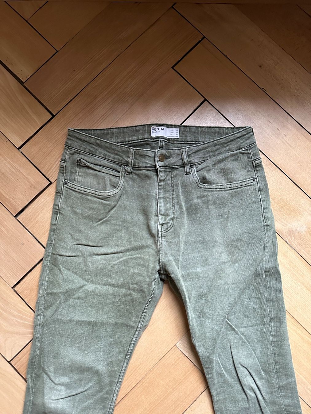 Bershka Jeans: BERSHKA - Jeans khakigrün S – Gebraucht aus Zürich von Diazaio 1