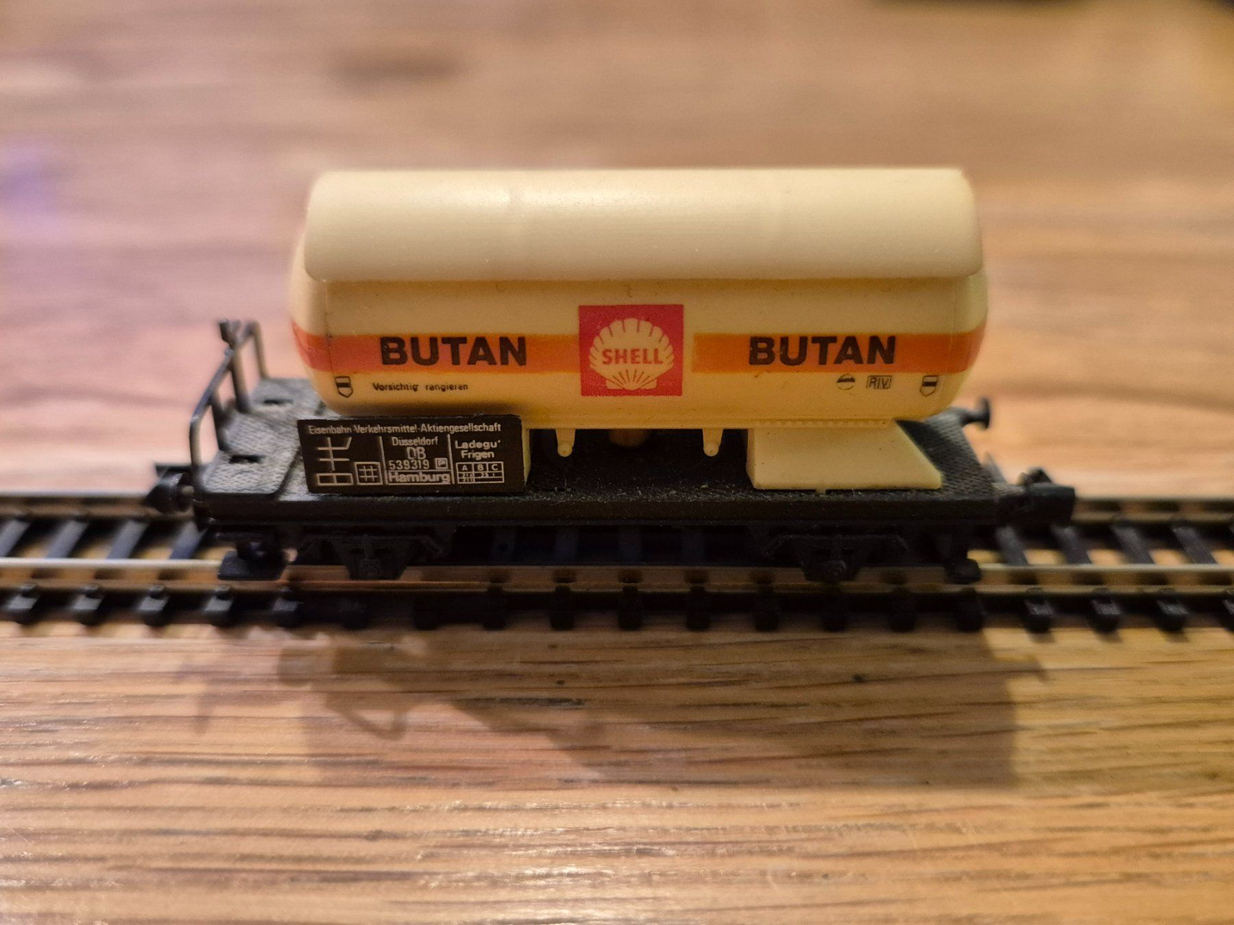 Rapido Modelleisenbahnen: Spur N Tankwagen Shell Butan Rapido – Gebraucht aus Glattfelden von ehschenker