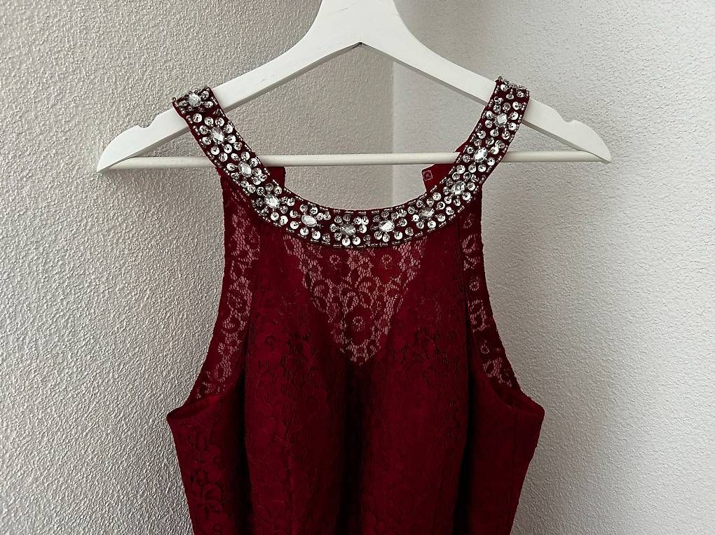 Robes: Cocktailkleid mit Pailettenkragen – D'occasion à Schüpfheim par car_7slp 2