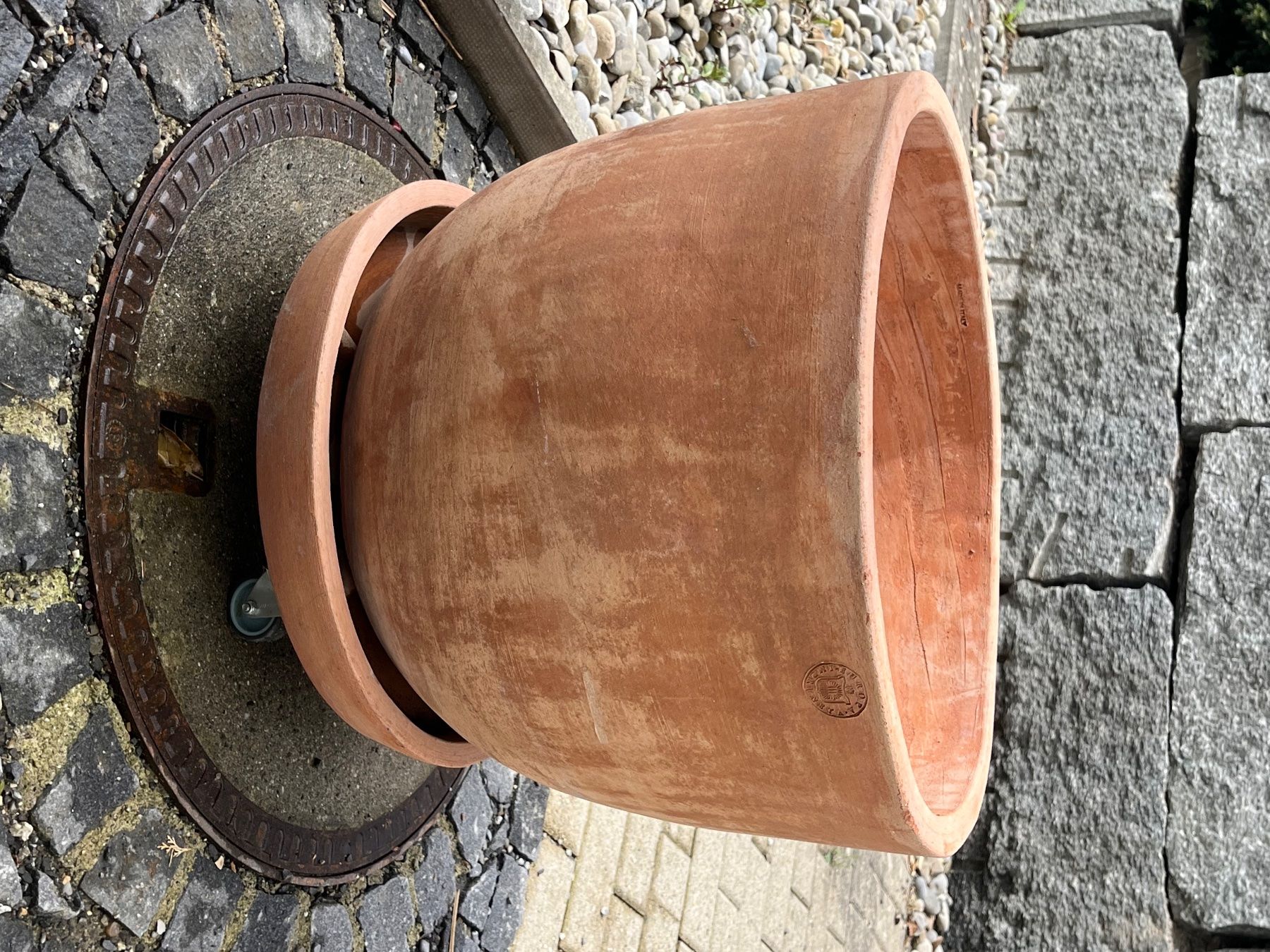 Pots de fleurs: Zwei wunderschöne Terracotta-Töpfe mit Unterteller – D'occasion à Eggenwil par art_2z2k