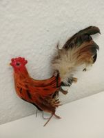 Hahn mit echten Federn Rot