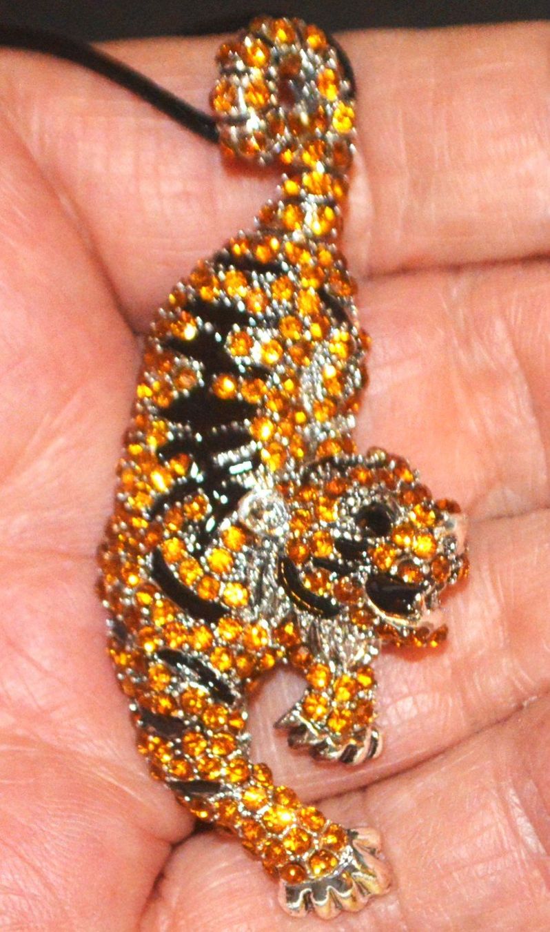 Broschen & Nadeln: Brosche oder Halskette K-1424F – Tiger - Emaille & Strass Go – Neu und originalverpackt aus Goldiwil (Thun) von han_v5b7 2