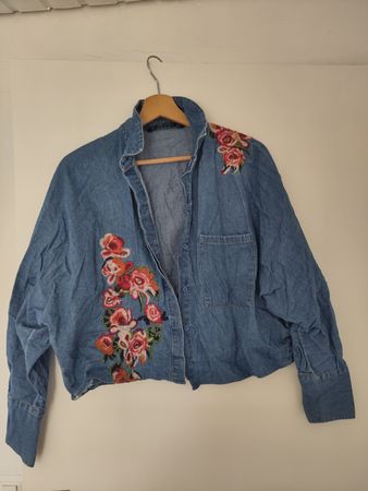 Jeansbluse mit Blumenstickerei, Grösse M, Top Zustand