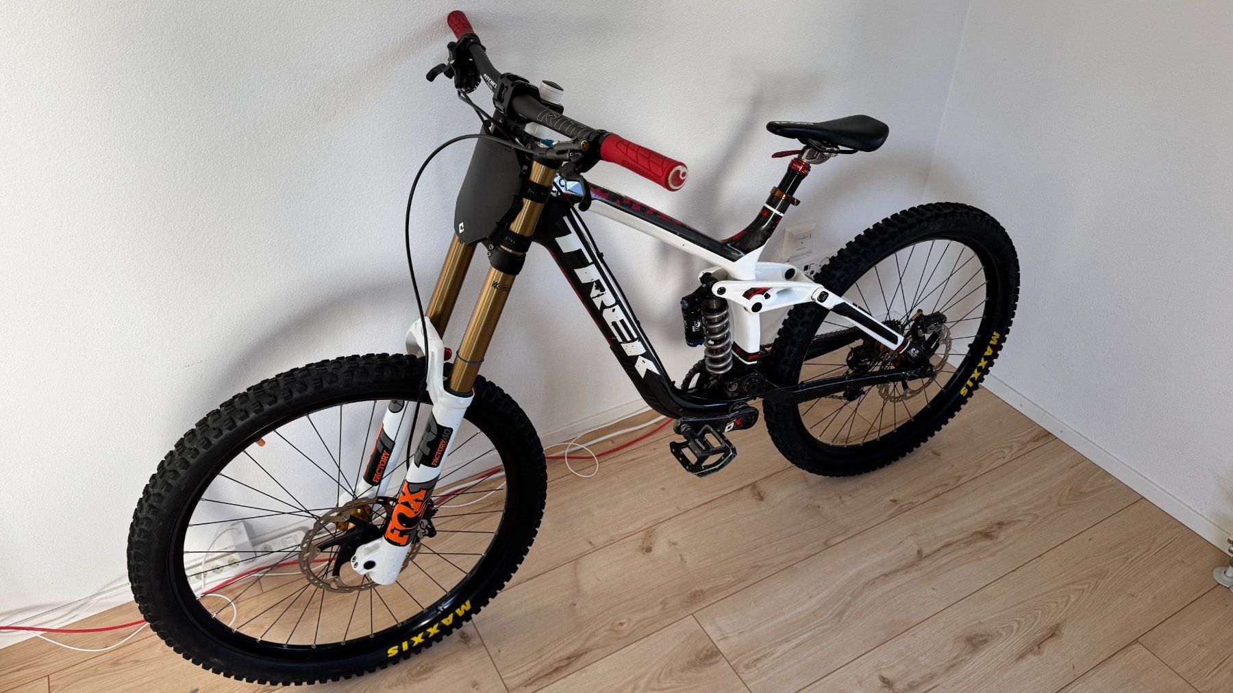 Trek Biciclette: Trek Session 9.9 Carbon Team Issue 26” Downhill – Usato da Lausen venduto da dubiz 2