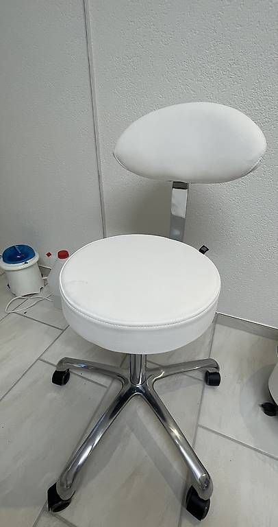 Lettini & sedie per cosmetici: Komplette Kosmetik Studio Möbel – Usato da Therwil venduto da val_hsj6 2